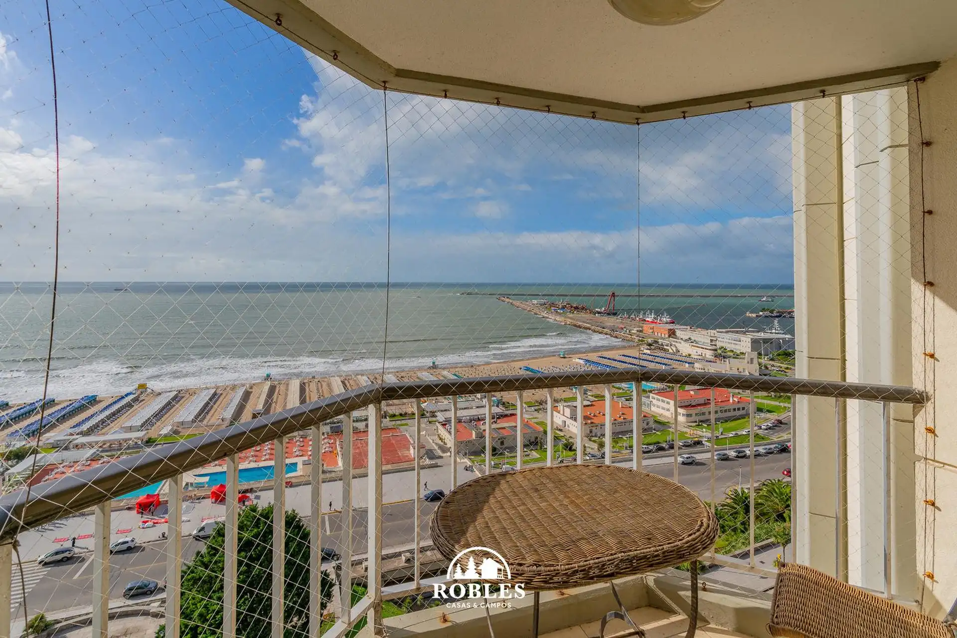Departamento en edificio de categoría, frente a Playa Grande