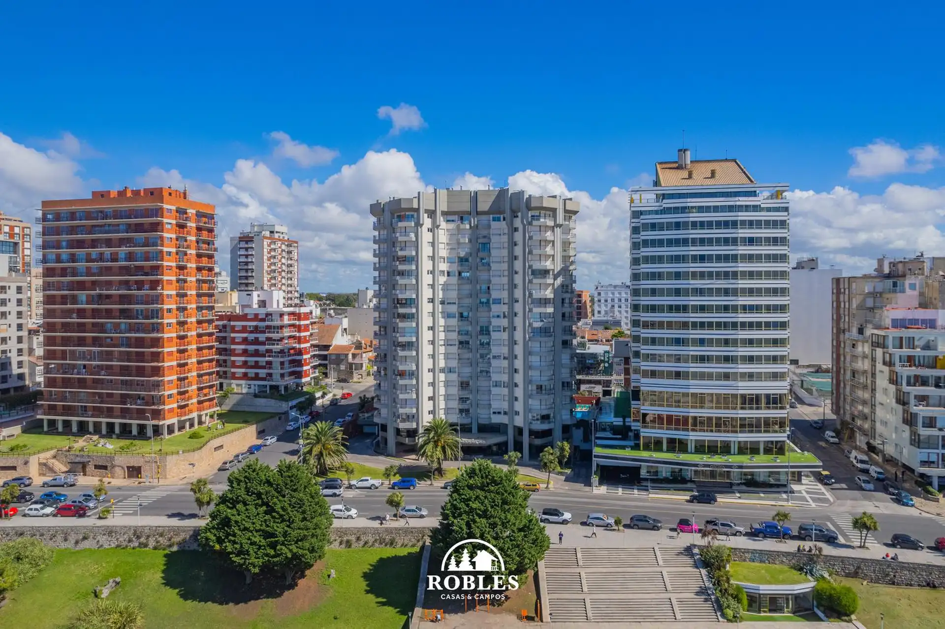 Departamento en edificio de categoría, frente a Playa Grande