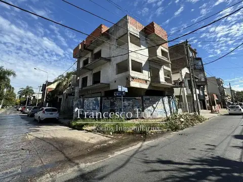 Edificio a concluir, 4 Departamentos con cocheras y local