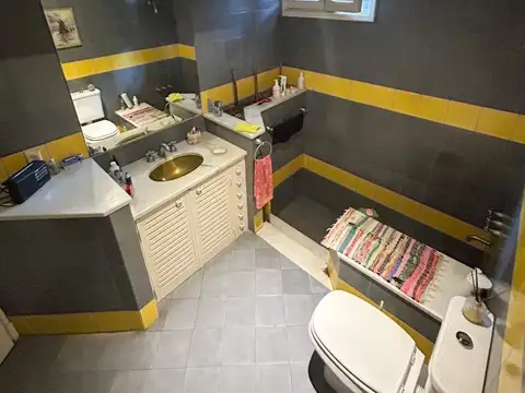 Casa 6 ambientes con 4 baños