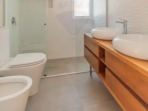 Casa en Venta con 4 cocheras