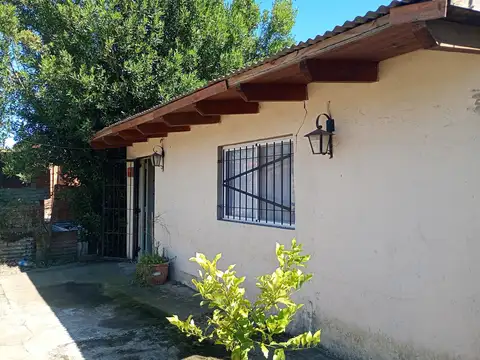 VENTA - Casa a refaccionar con jardín y cochera - Roldán.