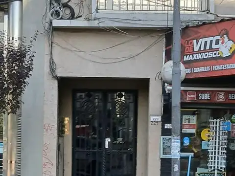 SE VENDE PH DE 3 AMBIENTES , C/PATIO, CENTRO DE MORON