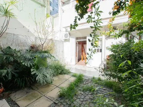 Departamento en Venta tipo casa con gran jardín y parrilla – Colegiales