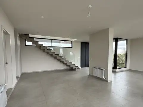 Casa 12 ambientes con 3 baños