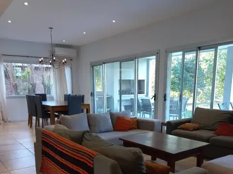 Casa en Venta con 3 cocheras