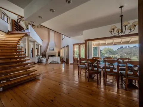 VENTA. Casa 6 Amb c/dos cocheras y piscina. VISTA AL CAMPO DE GOLF
