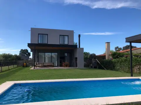 Venta de casa en dos plantas con pileta en San Ramiro Pilar del Este