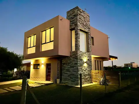 Casa 5 ambientes con 2 baños