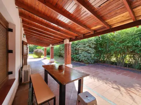 Casa 6 ambientes con 2 baños