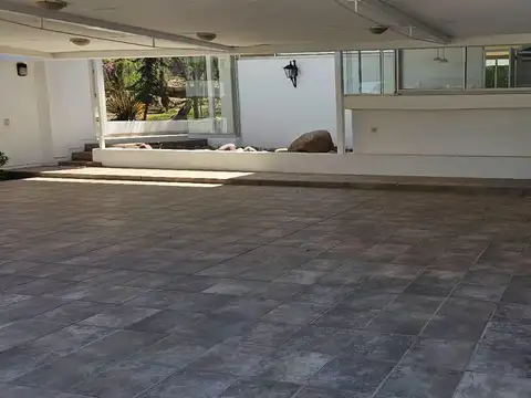 Casa 8 ambientes con 3 baños