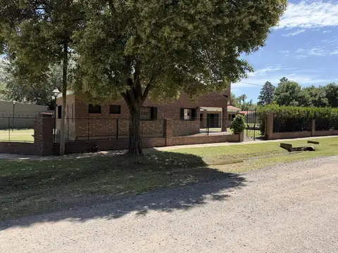 Casa 4 ambientes con 2 baños