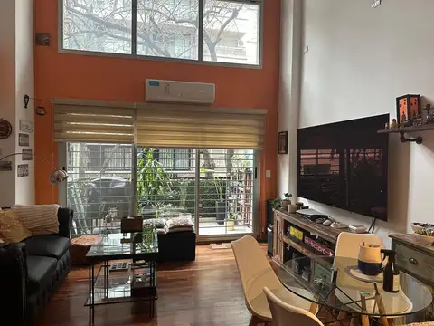 Excelente Dúplex al frente con balcón en Palermo. Impecable estado.