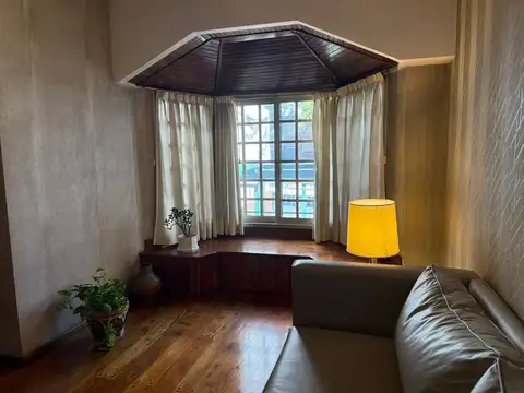 Amplio y cómodo duplex de 390 mts2 con cochera para dos autos y fondo  libre 