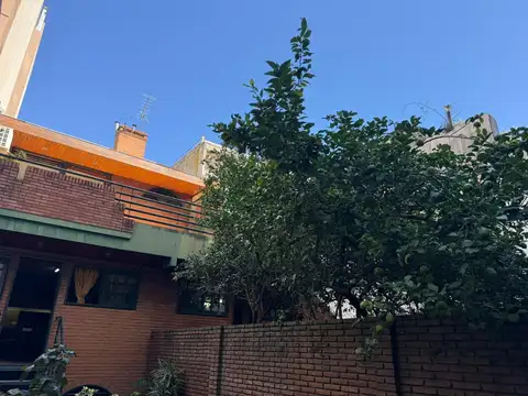 Amplio y cómodo duplex de 390 mts2 con cochera para dos autos y fondo  libre 
