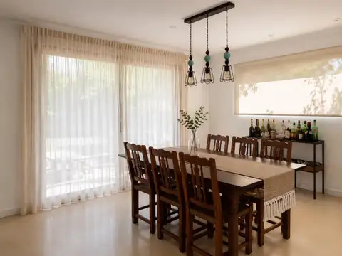 Casa 5 ambientes con 4 baños