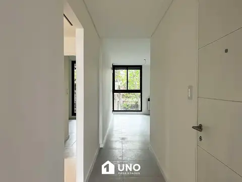 Santiago y Av. Pellegrini - Dpto de 2 Dormitorios Externo. Cochera disponible.