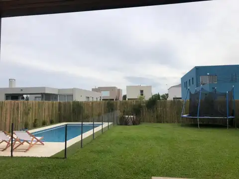 Venta Casa 5 amb. 450 M2 barrio Vila Marina I Villanueva