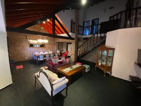 Casa en Venta con 2 cocheras