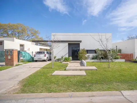 VENTA CASA 4 AMBIENTES BARRIO SANTA ELENA