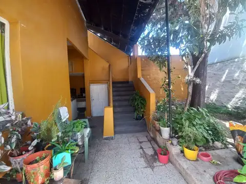 VENTA CASA CON 2 LOCALES + TERRAZA R. MEJÍA SUR