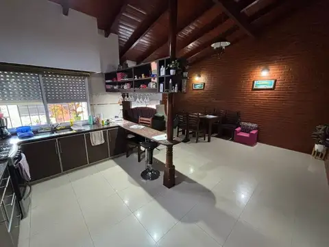 Casa en Venta con 2 cocheras