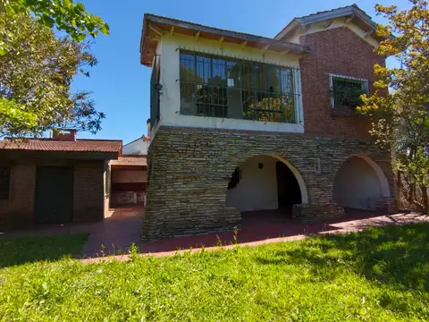Casa tipo chalet frente al río en Venta - Punta Lara, Ensenada