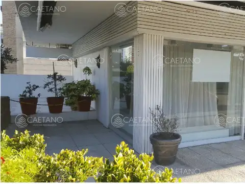 Excelente local a la calle en venta en Punta del Este, Peninsula.