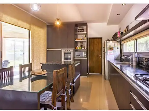 Exclusiva Casa en Venta en Barrio Aguadas, Funes - Tranquilidad y Confort