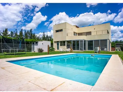 Exclusiva Casa en Venta en Barrio Aguadas, Funes - Tranquilidad y Confort