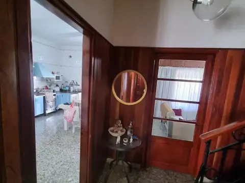 Casa 6 ambientes con 2 baños