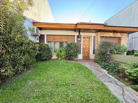 Casa 2 ambientes con jardín y cochera en Venta en Castelar, Morón, G.B.A. Zona Oeste
