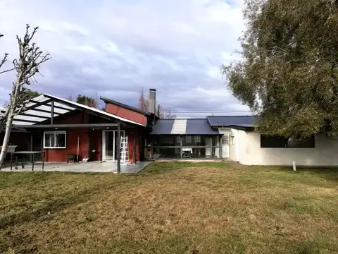 Casa en venta - 4 Dormitorios 2 Baños - Dina Huapi