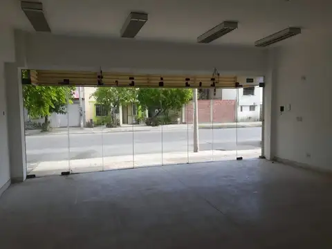 Alquiler Local Comercial 100m2 con cocina y baños.
