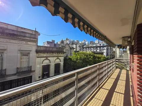 Avenida Hipólito Yrigoyen 2000