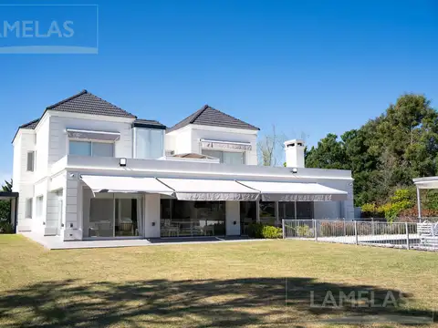 Casa de categoría en Kentucky Club de Campo