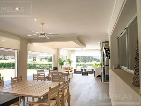 Casa en Venta con 2 cocheras