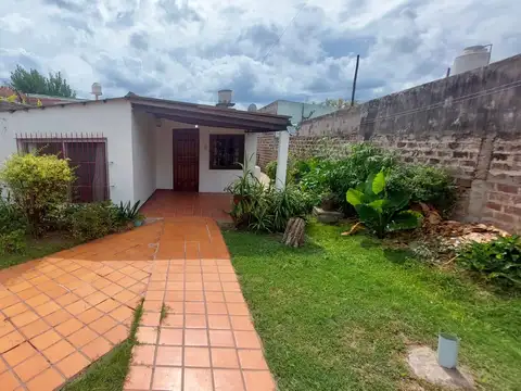 VENTA CASA 3 AMBIENTES - COCHERA Y JARDIN - JOSE C PAZ