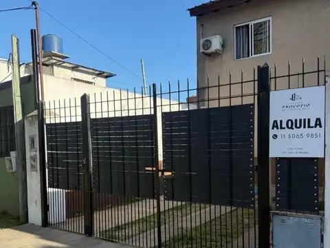 Duplex 3 ambientes con patio y cochera en alquiler en Moreno