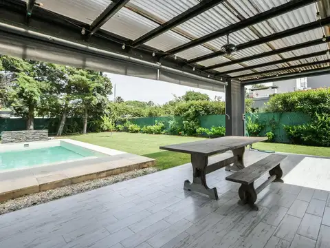 Casa en Venta con 3 cocheras