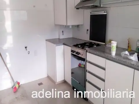 Departamento de dos ambientes, a dos cuadras de la estación, excelente estado, con balcón. AL frente