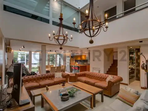 CASA EN VENTA EN LA PLATA - 3/4 DORMITORIOS, ESCRITORIO QUINCHO Y PILETA