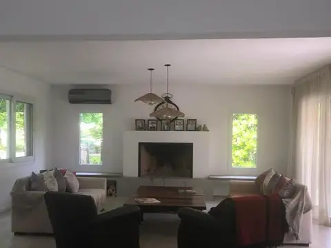 Casa en Alquiler con 3 cocheras