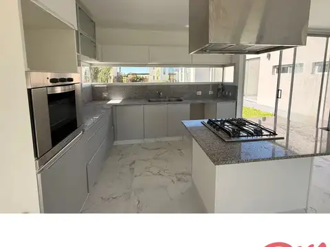 Casa 4 ambientes con 3 baños