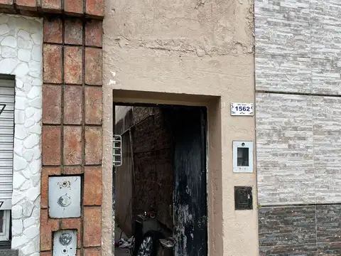 Casa de pasillo a reciclar en barrio Matheu