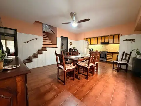 Casa 8 ambientes con 3 baños