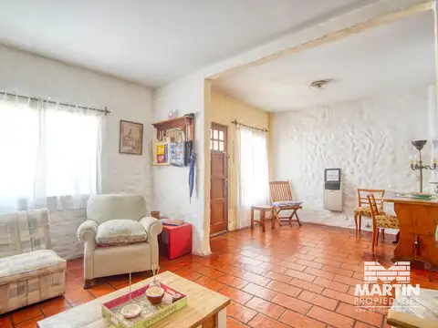 Casa 5 ambientes, suite, playroom, cochera x 2, jardín y patio.