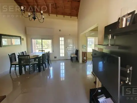 NOT. Venta Casa 5 ambientes Amplio Lote con Piscina Barrio Parque Exaltación, Exaltación de la Cruz