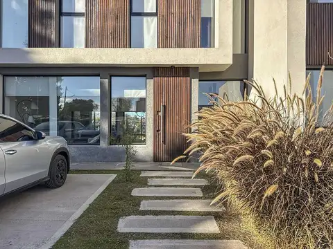 TOWN HOUSE EN VENTA IMPECABLE Y MODERNA EN BARRIO EL ALJIBE
