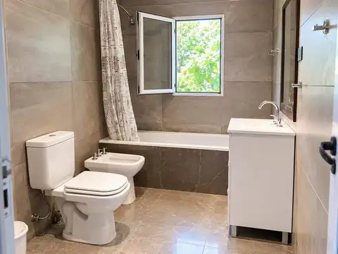Casa 5 ambientes con 3 baños